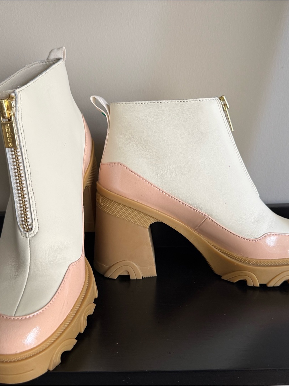 SOREL Women’s Ivory Blush Pink Patent Lug Sole Heeled Ankle Boots Size 8.5